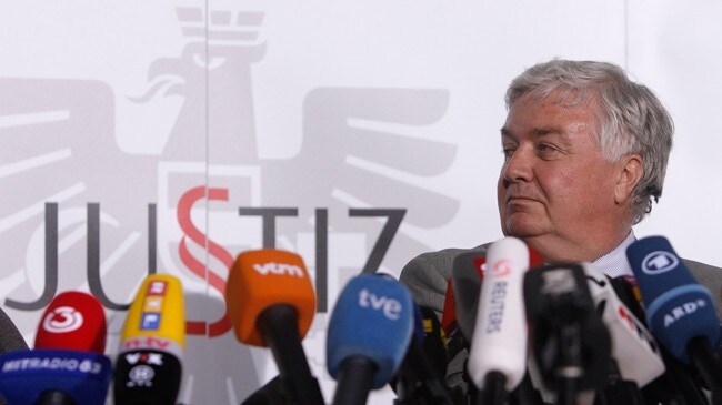Franz Cufka orienterte om det som hadde skjedd i retten. (Foto: Heinz-Peter Bader/REUTERS) Franz Cufka orienterte om det som hadde skjedd i retten. (Foto: Heinz-Peter Bader/REUTERS)