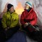 TRIVELIG: Trond Augestad og Jannicke Høyem fra Norges idrettshøgskole ser seg fornøyd med dagens kantgrop. De to har forsket på forskjellige måter å bo i snø på. Kantgropen er best, sier de.