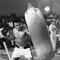 1974: Muhammed Ali varmer opp før han skal møte George Foreman i bokse-ringen. 