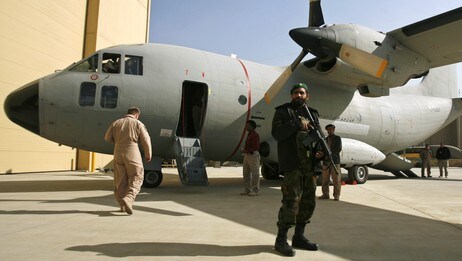 En afghansk soldat står vakt foran et C-27A transportfly i Kabul (Foto: Omar Sobhani/Scanpix/Reuters) En afghansk soldat står vakt foran et C-27A transportfly i Kabul (Foto: Omar Sobhani/Scanpix/Reuters)