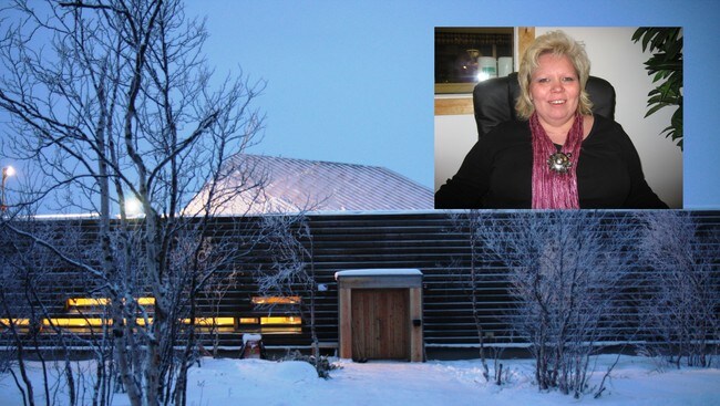 Østsamisk museum og Vibeke Larsen (Foto: Fotomontasje: Dan Robert Larsen/NRK) Østsamisk museum og Vibeke Larsen (Foto: Fotomontasje: Dan Robert Larsen/NRK)