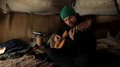 Kortfilm: Virkelighetsflyktning - Nominert til Filmpolitiets kortfilmpris 2013

I en liten hytte i skogen utenfor Bodø bor Magnus. Han komponerer lavmælte sanger på gitaren sin og spiser mat fra søpla. Men utenfor skogen er han en helt annen. Han står på scenen med suksessgruppa Sirkus Eliassen. Virkelighetsflyktning viser oss begge sidene av Magnus, i en liten fortelling om lengsel, pop og søppel.

Regissør: Trond Kvig Andreassen