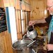 Bjørn Skjold Jensen smelter vann på Rostahytta under en fellestur i 2006