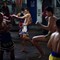 Elever ved 96 Penang Muay Thai-treningsstudio i Bangkok. Treningsstudioet, som ligger i et slumområde, har lang tradisjon i å utvikle og forberede utøvere. De fleste av barna er sendt fra foreldrene fra landsbygda.