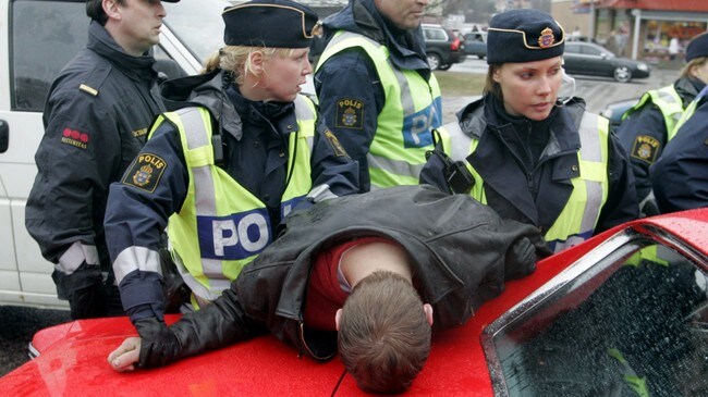 Politiet i Strömstad, skjærtorsdag (Foto: Sigurdsøn, Bjørn/SCANPIX)