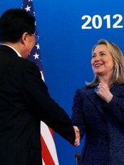 Hillary Clinton og Hu Jintao (Foto: SHANNON STAPLETON/Reuters) Hillary Clinton og Hu Jintao (Foto: SHANNON STAPLETON/Reuters)