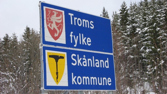 Skilt i Skånland (Foto: Mathis Eira/NRK) Skilt i Skånland (Foto: Mathis Eira/NRK)