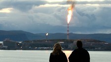 Fakling på Melkøya (Foto: Allan Klo/NRK)