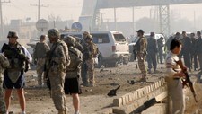 Soldater utenfor Camp Phoenix i Kabul (Foto: Massoud Hossaini/Scanpix/AFP)