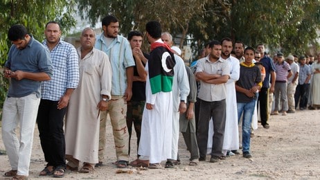 Kø for å se den drepte Gaddafi i Misrata (Foto: SAAD SHALASH/Reuters) Kø for å se den drepte Gaddafi i Misrata (Foto: SAAD SHALASH/Reuters)