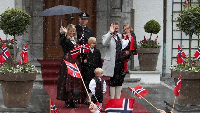 Kronprinsfamilien på Skaugum 17.mai 2008 (Foto: Poppe, Cornelius/SCANPIX)