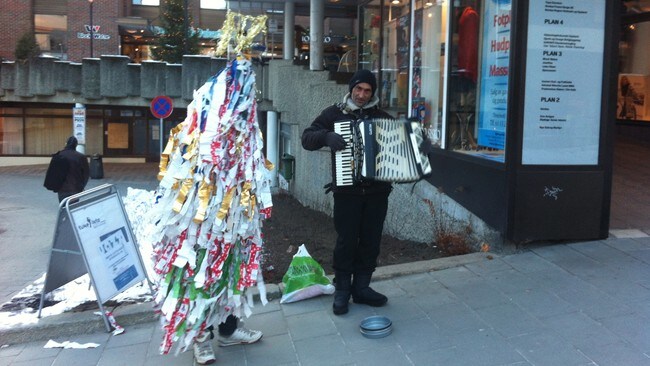 Dansende juletre og Bjelleklang i Gjøvik sentrum (Foto: Hanne Stine Kind/NRK) Dansende juletre og Bjelleklang i Gjøvik sentrum (Foto: Hanne Stine Kind/NRK)