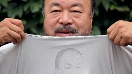 Chinese dissident artist Ai Weiwei pulls up his shirt bearing a portrait of himself as he chats with journalists at the courtyard of his studio before his verdict hearing in Beijing (Foto: PETAR KUJUNDZIC/Reuters) Chinese dissident artist Ai Weiwei pulls up his shirt bearing a portrait of himself as he chats with journalists at the courtyard of his studio before his verdict hearing in Beijing (Foto: PETAR KUJUNDZIC/Reuters)