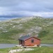 Rundt hytta er det mange slike småtopper som vi ser i bakgrunnen her. Fin fjellstørrelse for små føtter.