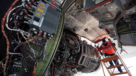 Flymekanikar Mike Feeney arbeider med motoren på det nye Boeing 747-8. (Foto: Stephen Brashear/Gety Images/Scanpix/AFP) Flymekanikar Mike Feeney arbeider med motoren på det nye Boeing 747-8. (Foto: Stephen Brashear/Gety Images/Scanpix/AFP)