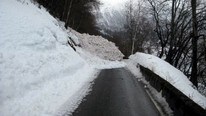 Snøskred stengjer vegen til Navelsaker. (Foto: Privat)