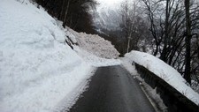 Snøskred stengjer vegen til Navelsaker. (Foto: Privat)