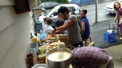 Totning selger vafler i Australia - Christian Aas (32) fra Raufoss har startet vaffelbusiness i Brisbane, Australia, sammen med en kamerat. Vaflene er inspirert av mors oppskrift.