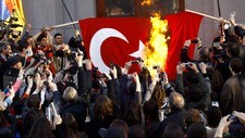 Brennende tyrkisk flagg (Foto: Tigran Mehrabyan/Ap) Brennende tyrkisk flagg (Foto: Tigran Mehrabyan/Ap)