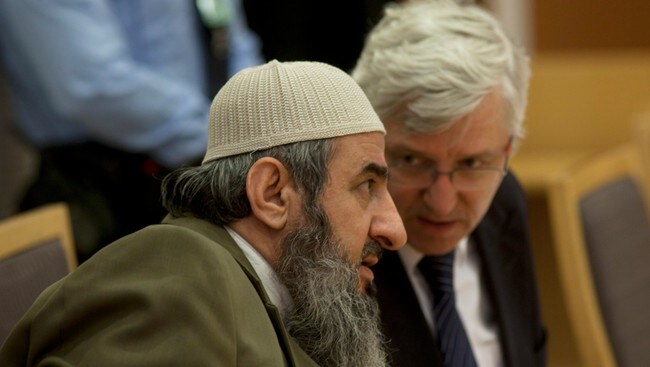 Mulla Krekar varetektsfengsles (Foto: Holm, Morten/SCANPIX) Mulla Krekar varetektsfengsles (Foto: Holm, Morten/SCANPIX)