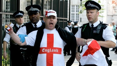 English Defence League (Foto: Kirsty Wigglesworth/Ap) English Defence League (Foto: Kirsty Wigglesworth/Ap)