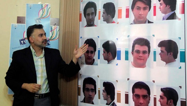 Gir frisørveiledning til iranske menn (Foto: STRINGER/IRAN/Reuters) Gir frisørveiledning til iranske menn (Foto: STRINGER/IRAN/Reuters)