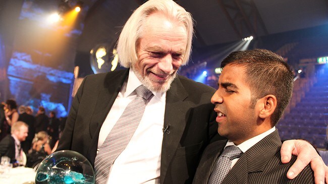 Årets ildsjel Vidar Bøe sammen med Tahir Hussein. (Foto: Øyvind Strand Endal/NRK)
