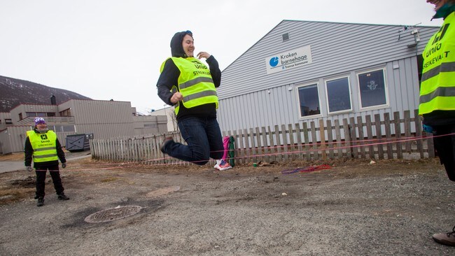 Lill Hege Johansen, Gro Bolstad og Siv Hanssen hoper strikk på streikevakt i Tromsø (Foto: Bjørnbakk,Jan-Morten/NTB scanpix) Lill Hege Johansen, Gro Bolstad og Siv Hanssen hoper strikk på streikevakt i Tromsø (Foto: Bjørnbakk,Jan-Morten/NTB scanpix)