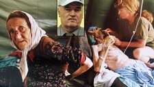 Srebrenica-flyktninger med Mladic innfelt (Foto: Odd Andersen/Martin Meissner/AFP) Srebrenica-flyktninger med Mladic innfelt (Foto: Odd Andersen/Martin Meissner/AFP)