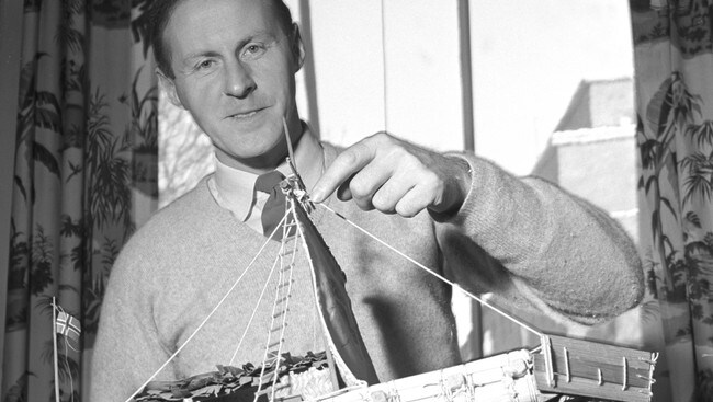 Thor Heyerdahl med en modell av Kon-Tiki. (Foto: Børretzen, Sverre A./SCANPIX) Thor Heyerdahl med en modell av Kon-Tiki. (Foto: Børretzen, Sverre A./SCANPIX)