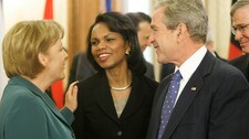 Angela Merkel, Condoleezza Rice og George Bush (Foto: YVES LOGGHE/AP)