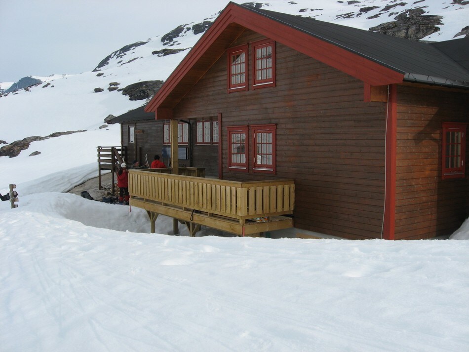 Veltdalshytta under Karitind