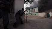 To afghanske politimenn under kampene i Kabul. 