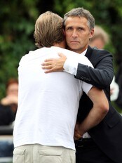 Jens Stoltenberg møter pårørende på Sundvolden. (Foto: FABRIZIO BENSCH/Reuters) Jens Stoltenberg møter pårørende på Sundvolden. (Foto: FABRIZIO BENSCH/Reuters)