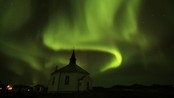 Klarvær og nordlys i natten som var over Dverberg kirke. (Foto: Kenneth Pettersen )
