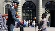 kong carl gustaf får en blomst på 66-årsdagen sin (Foto: SCANPIX SWEDEN/Reuters) kong carl gustaf får en blomst på 66-årsdagen sin (Foto: SCANPIX SWEDEN/Reuters)