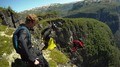 Video Her kaster de seg utfor fjellkanten (Foto: Nyhetsspiller)