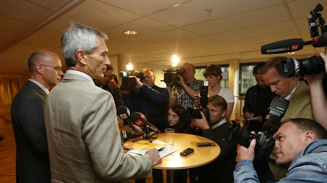 Helsedirektør Bjørn Inge Larsen og overlege Bjørn Iversen (t.v.) fra Folkehelseinstituttet (Foto: Aas, Erlend/SCANPIX) Helsedirektør Bjørn Inge Larsen og overlege Bjørn Iversen (t.v.) fra Folkehelseinstituttet (Foto: Aas, Erlend/SCANPIX)