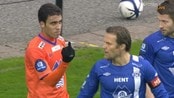 Er dette lov, NFF? - Aalesund sin dyrkjøpte spiss, Abderazzak Hamdallah, viser finger til Molde-veteran Daniel Berg Hestad. Det får ikkje nokon konsekvensar. VIDEO: C More.