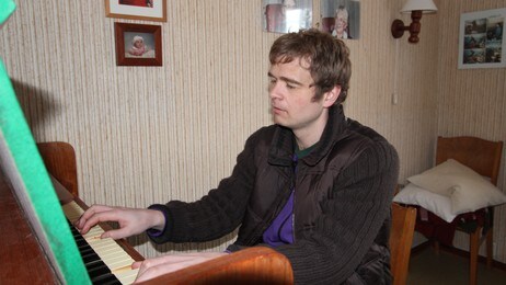 Bestemors gamle trøorgel, eller salmesykkel, blir brukt når Stian framfører sangen sin live (Foto: John Inge Johansen) Bestemors gamle trøorgel, eller salmesykkel, blir brukt når Stian framfører sangen sin live (Foto: John Inge Johansen)