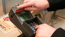 Kortautomat (Foto: Magne Hansen/NRK)