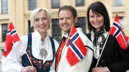 Programledere 17. mai. F.v. Karen-Marie Ellefsen, Frode Søreide og Line Andersen. (Foto: Kaland, Ole/Ole Kaland, NRK)