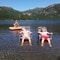 Avslapping i sommervarmen i Storevatnet i Masfjorden. Mathias slapper av på flåten, mens Frida og Benjamin tar seg en strekk i solstolene!