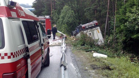 Semitrailer på taket ved Sande i Gaular. (Foto: Vegar Erstad/NRK)