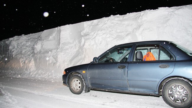 Svært høge brøytekantar ved Mehuken. (Foto: Bjarne Eldevik) Svært høge brøytekantar ved Mehuken. (Foto: Bjarne Eldevik)