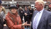 Her blir Carl I. Hagen kalt en skam - Fremskrittspartiets gruppeleder i Oslo bystyre Carl I. Hagen møtte kraftig motstand da han dukket opp på demonstrasjon mot vedtak om å sove ute.