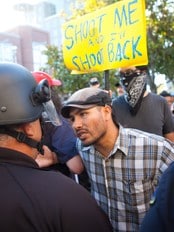 Demonstrerte mot politivold i Anaheim (Foto: Jonathan Gibby/Afp) Demonstrerte mot politivold i Anaheim (Foto: Jonathan Gibby/Afp)