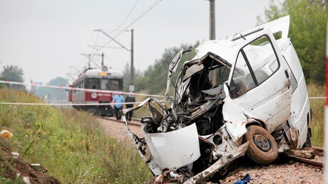 Tog kræsjet med minibuss i Polen (Foto: AGENCJA GAZETA/Reuters) Tog kræsjet med minibuss i Polen (Foto: AGENCJA GAZETA/Reuters)