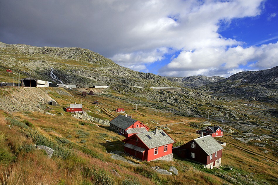 Hallingskeid turisthytte ligger like ved jernbanen og har egen stasjon