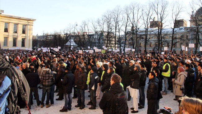 Muslimer på Universitetsplassen (Foto: Helge Carlsen/NRK) Muslimer på Universitetsplassen (Foto: Helge Carlsen/NRK)